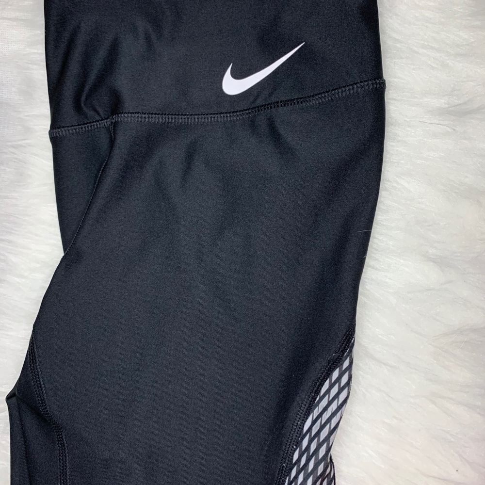 NIKE QUARTER LEGGINGS SIZE XTRA SMALL